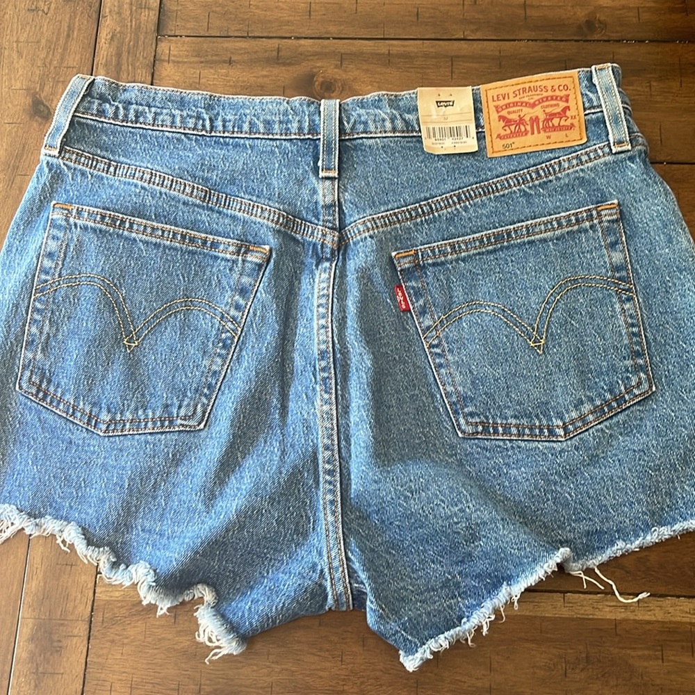 Levi’s cutoff denim shorts size 32 new - Picture 2 of 3
